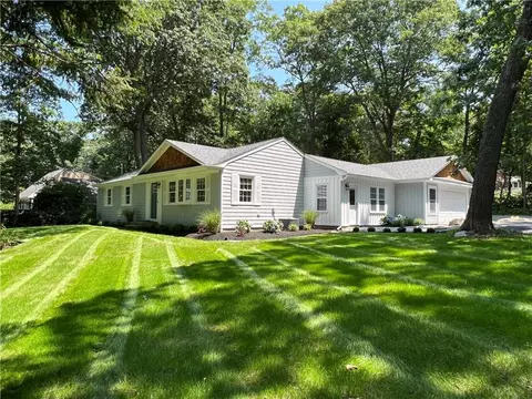 227 Oakwoods Dr, South Kingstown, RI 02879