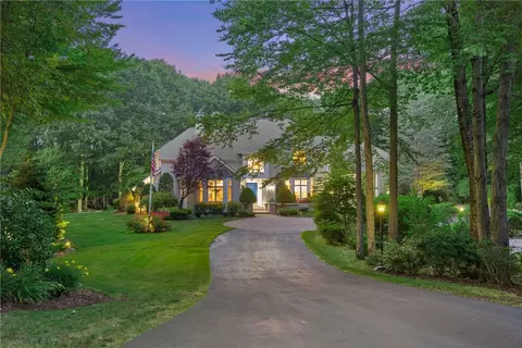 8 Preakness Dr, Lincoln, RI 02865