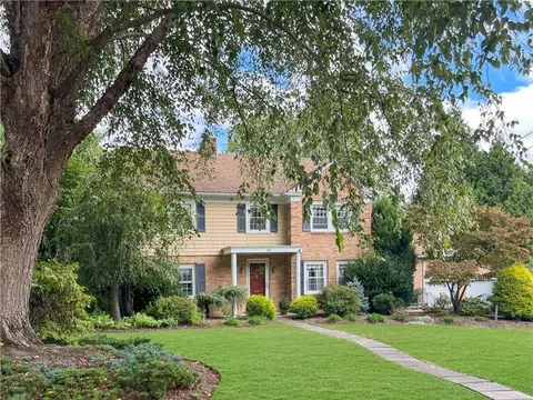 35 Hill Top Dr, East Greenwich, RI 02818