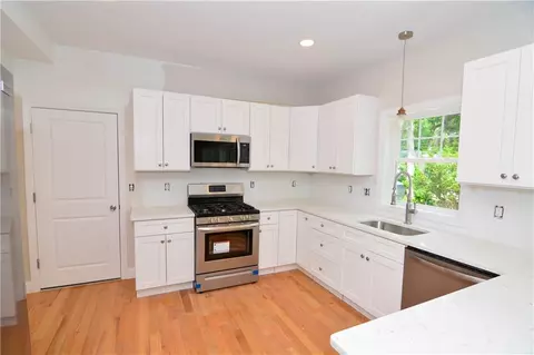 2 Tomahawk Ct, Warwick, RI 02886 photo 4
