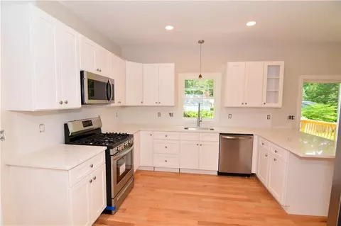 2 Tomahawk Ct, Warwick, RI 02886 photo 3