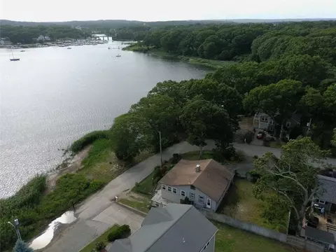 74 Edgewater Dr, Warwick, RI 02889 photo 4