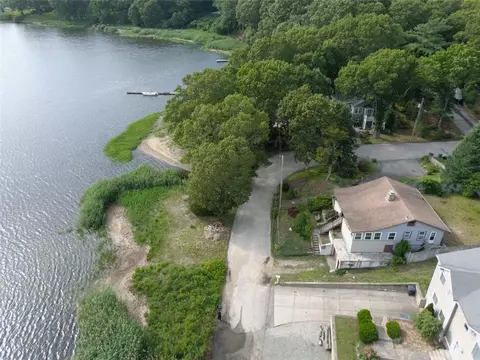 74 Edgewater Dr, Warwick, RI 02889 photo 2
