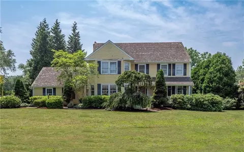 205 Kettle Pond Dr, South Kingstown, RI 02879