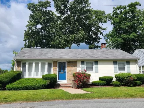 29 Pensaukee Ave, North Providence, RI 02911