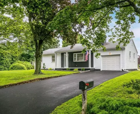 73 Berry Ln, Bristol, RI 02809