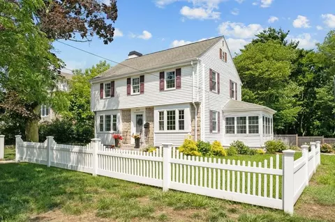 832 Main St, Warren, RI 02885