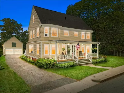 31 Bridge St, Warren, RI 02885