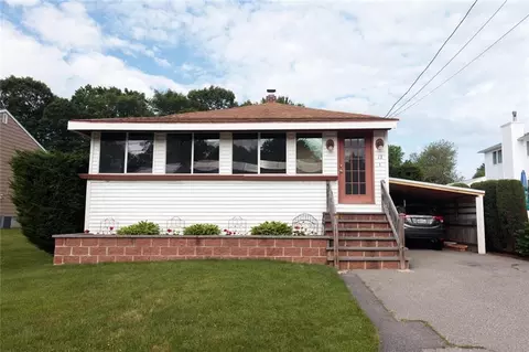 13 Danforth St, Warwick, RI 02888