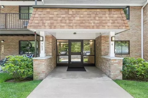 752 Quaker Ln #C310, East Greenwich, RI 02818