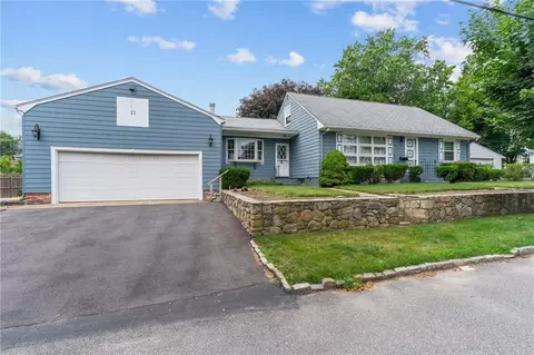 35 Dale Ave, Cranston, RI 02910
