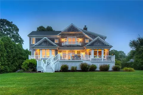 4 Ledge Rd, Bristol, RI 02809