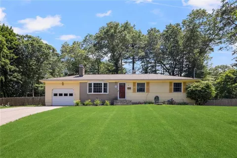 95 Woodland Dr, North Kingstown, RI 02852