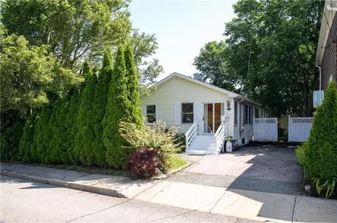 17 Halsey St, Newport, RI 02840