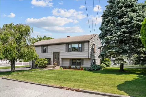 4 Milwaukee Ave, Warren, RI 02885