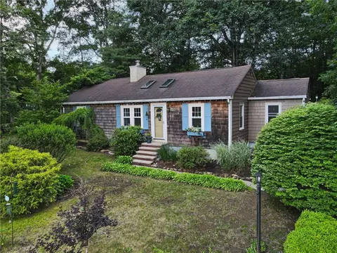 82 Colwell Rd, Smithfield, RI 02917
