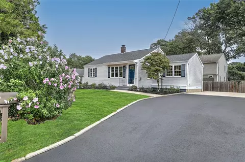2 Smith Ave, Barrington, RI 02806