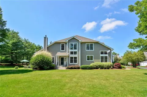 8 Leyland Ct, Bristol, RI 02809