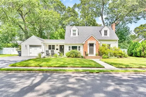7 Oak Hill Ave, Warwick, RI 02886