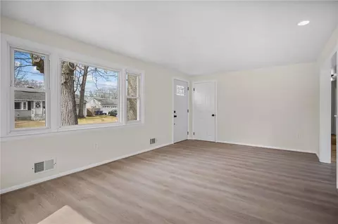 70 Adrian St, Warwick, RI 02886 photo 2