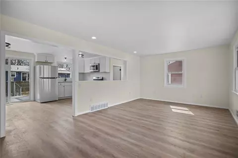 70 Adrian St, Warwick, RI 02886 photo 5