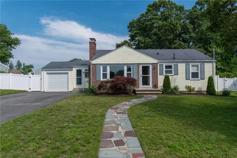 180 Plantation Dr, Cranston, RI 02920