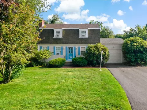 69 Heritage Dr, Portsmouth, RI 02871