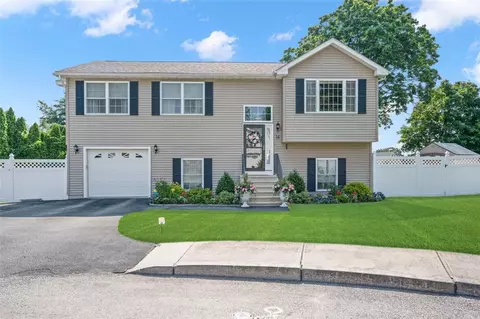 14 Olivia Dr, Cranston, RI 02921