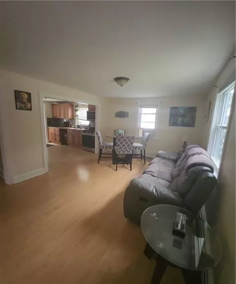 28 Buttonwoods Ave, Warwick, RI 02886 photo 3