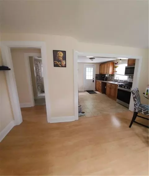 28 Buttonwoods Ave, Warwick, RI 02886 photo 5