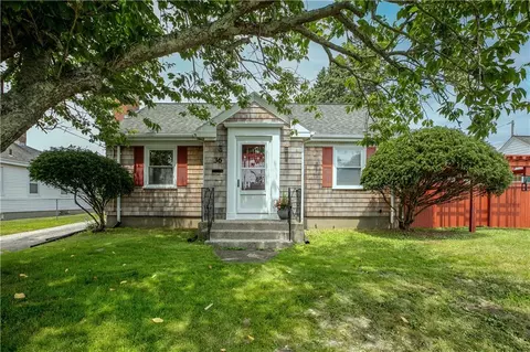 36 Miantonomi Ave, Middletown, RI 02842