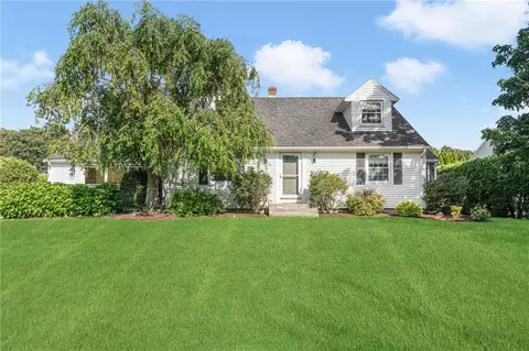 38 Church St, Tiverton, RI 02878