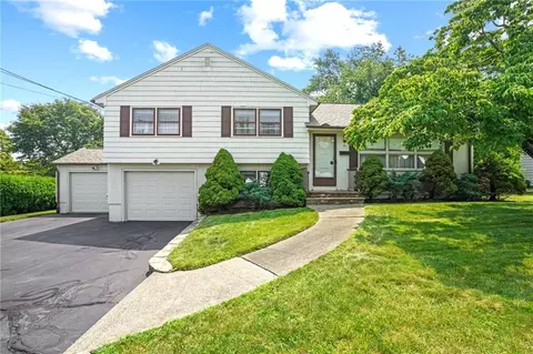 12 Hybrid Dr, Cranston, RI 02920