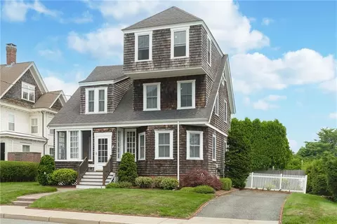 39 S Pier Rd, Narragansett, RI 02882