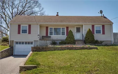 85 Farnum Rd, Warwick, RI 02888