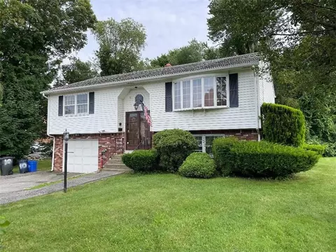 10 Cherry Hill Rd, Johnston, RI 02919