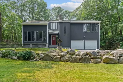 41 Heywood Ln, Johnston, RI 02919
