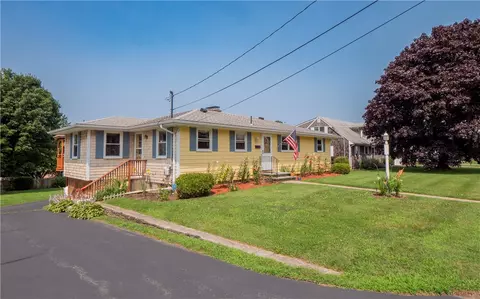 335 Mail Coach Rd, Portsmouth, RI 02871