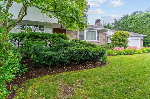 8 Tabor Dr, Johnston, RI 02919