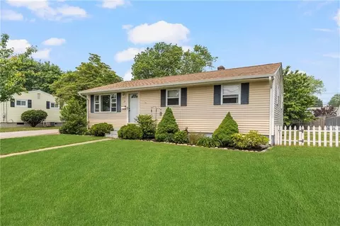 71 Sheppard Dr, Warwick, RI 02886
