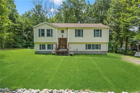 87 Oak Hill Rd, Pascoag, RI 02859