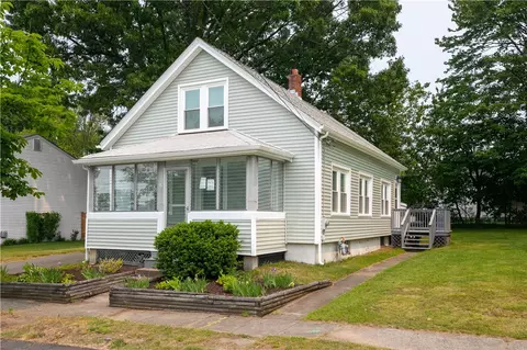 15 Campbell Ave, Rumford, RI 02916
