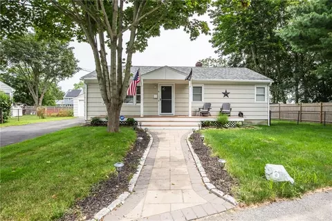 6 Wood Rd, Middletown, RI 02842