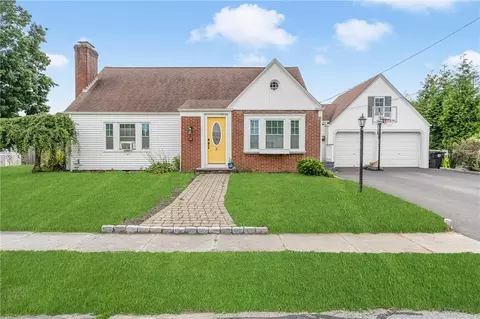 20 Maywood Dr, West Warwick, RI 02893