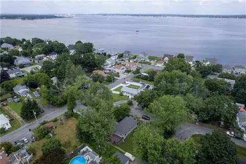 11 Vohlander St, Warwick, RI 02889