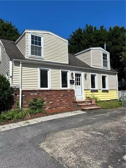9 Snells Ct, West Warwick, RI 02893