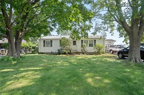 108 Hollow Tree Dr, Cranston, RI 02920