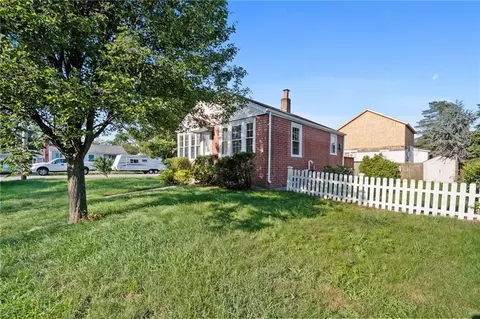 4 Catalpa Rd, Warwick, RI 02889 photo 3