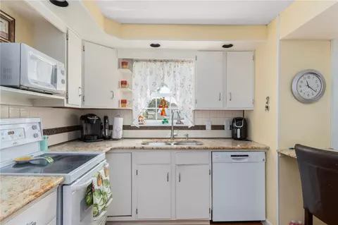 138 Massasoit Dr, Warwick, RI 02888 photo 13