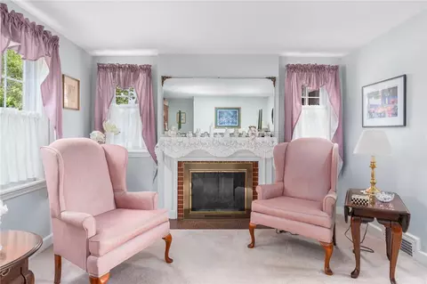 138 Massasoit Dr, Warwick, RI 02888 photo 4